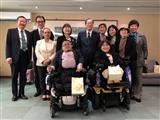 考試院院長黃榮村今（14）日與台灣身心障礙者自立生活聯盟理事長林君潔等人座談，允諾提升身障者任公職的機會與發展。（考試院提供）