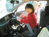 玻璃娃娃林君潔，在日本第一次體驗開車。  圖／林君潔提供 