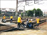 身障者常頂著大太陽在馬路上行走，經過鐵道時，尤其讓身障者備覺辛苦。（記者姚岳宏翻攝）