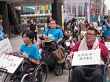 （台北市新活力自立生活協會今天號召近50名身障者從西門町沿著馬路前往行政院希望能視身障者個人需求不同評估個人助理的時間，「60小時不該是上限」。記者林良齊／攝影）