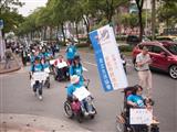 （台北市新活力自立生活協會今天號召近50名身障者從西門町沿著馬路前往行政院希望能視身障者個人需求不同評估個人助理的時間，「60小時不該是上限」。記者林良齊／攝影）