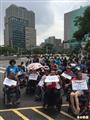 台北市新活力自立生活協會遊行請願，促政府落實身障者自立生活服務。（記者周彥妤攝）