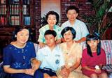 2005年，嘉梁與媽媽、妹妹參加華視《點燈》節目（2005年8月17日播出）。孫嘉梁提供