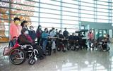 許多身障朋友齊聚台北高等行政法院，挺身支持玉姐提告新北市社會局、爭取足夠照顧時數。（圖／黃威彬攝）