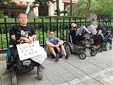 身障朋友在內政部徐州路前守候，盼衛福部了解他們訴求。 記者王文萱/攝影