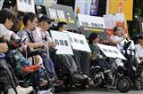 巢運與殘障聯盟等多個民間團體26日到行政院抗議，爭取居住權，並呼籲民眾一起加入10月4日夜宿仁愛路活動。（記者廖振輝攝）